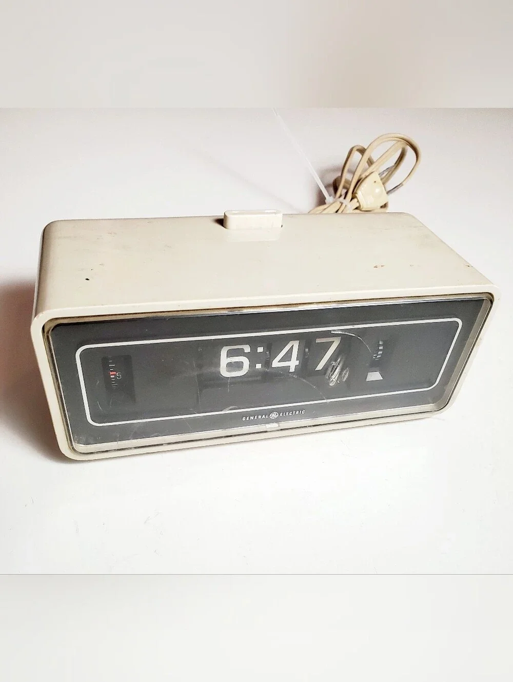 Vintage GE General Electric 81262 Beige Rolling Flip Alarm Clock (Working)